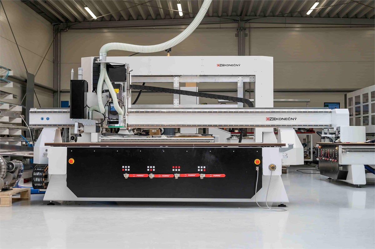 CNC stroj na frézování sádrokartonů s automatickým podavačem materiálu